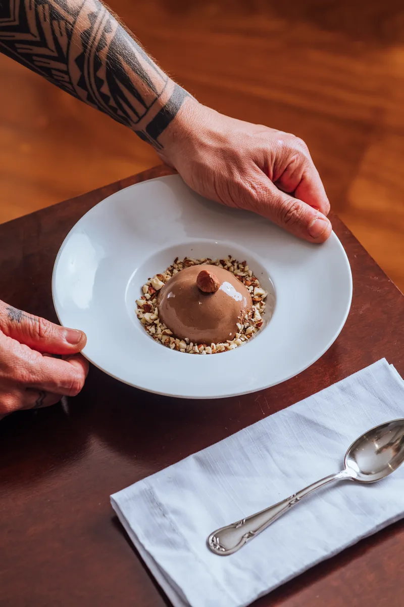 Entremet de mousse de chocolate com vinho tawny, avelã e castanhas